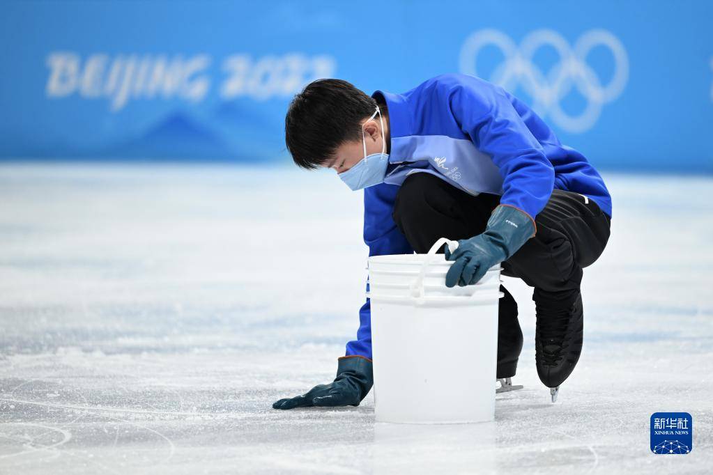滑冰男子单人滑自由滑比赛结束后,补冰员杨曦进行冰面修补(2月10日摄)