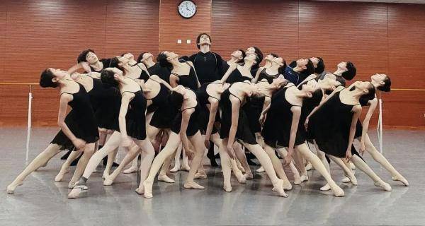 一楼排练厅内的训练仍热火朝天,但辽宁省芭蕾舞团附属芭蕾舞蹈学校