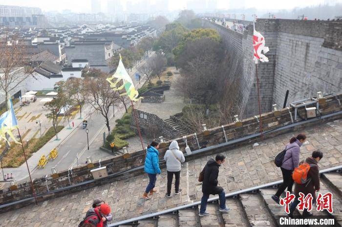 市民|民众登上南京明城墙“踏太平”“走百病”