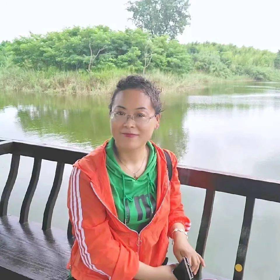 演唱:张艳娟溧阳别桥镇西庄村风闲云合水流香,玉面新开旧日庄.