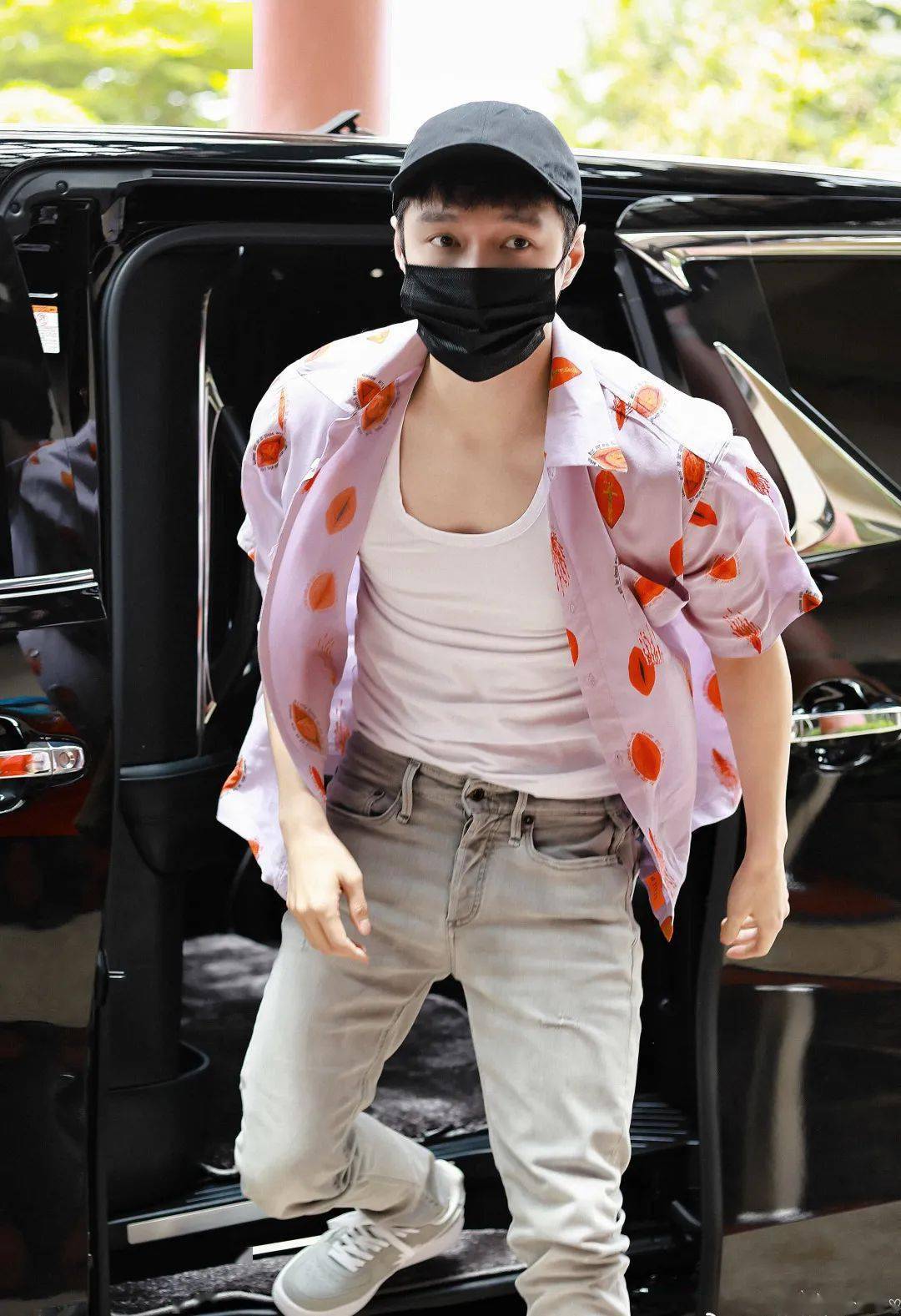 易烊千玺日常出行最爱的starwalk球鞋_抽奖_上身_黑店