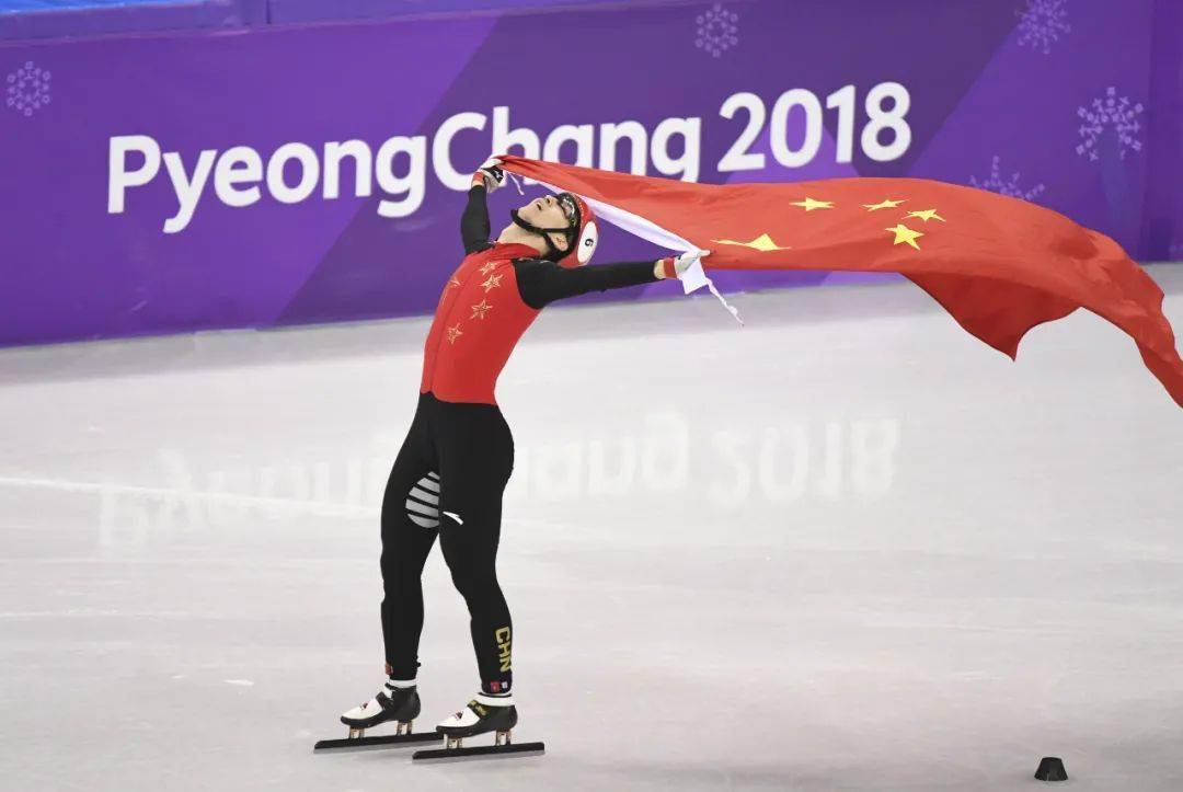 2018年2月22日,武大靖(右)夺冠后与主教练李琰拥抱庆祝.