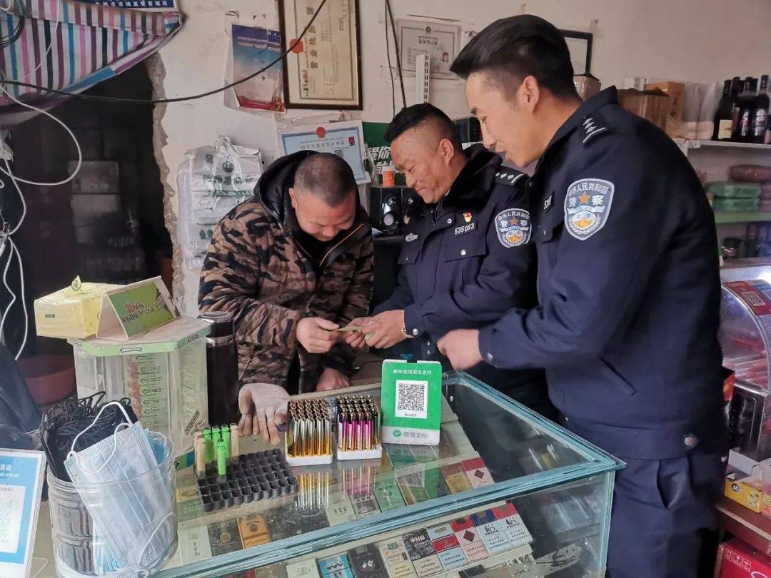 丁青县公安局觉恩乡派出所发放警民联系卡