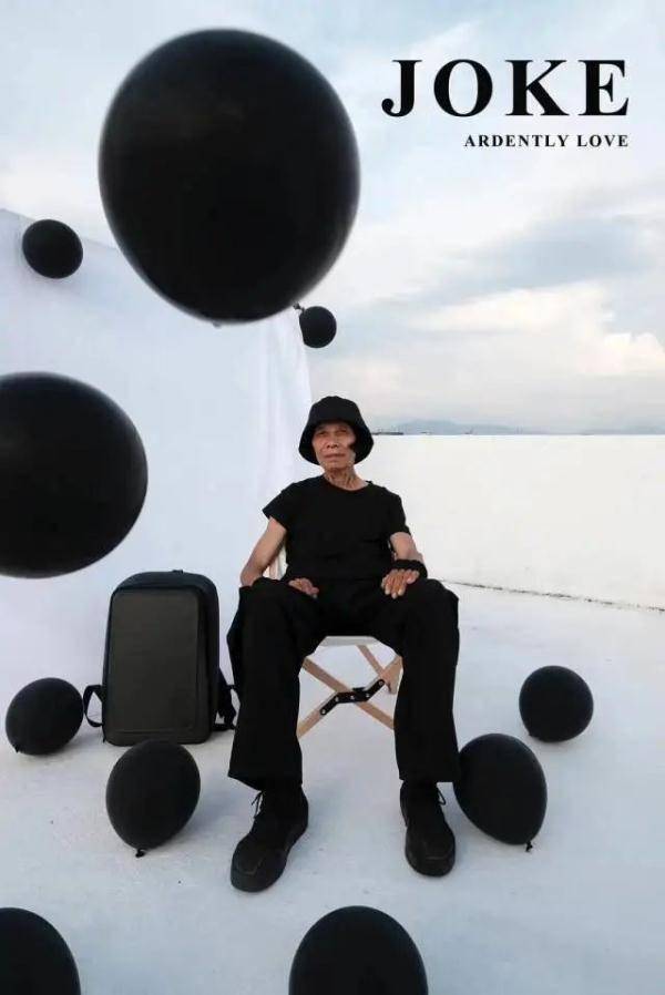 时间|又上热搜!他“给奶奶拍大片”