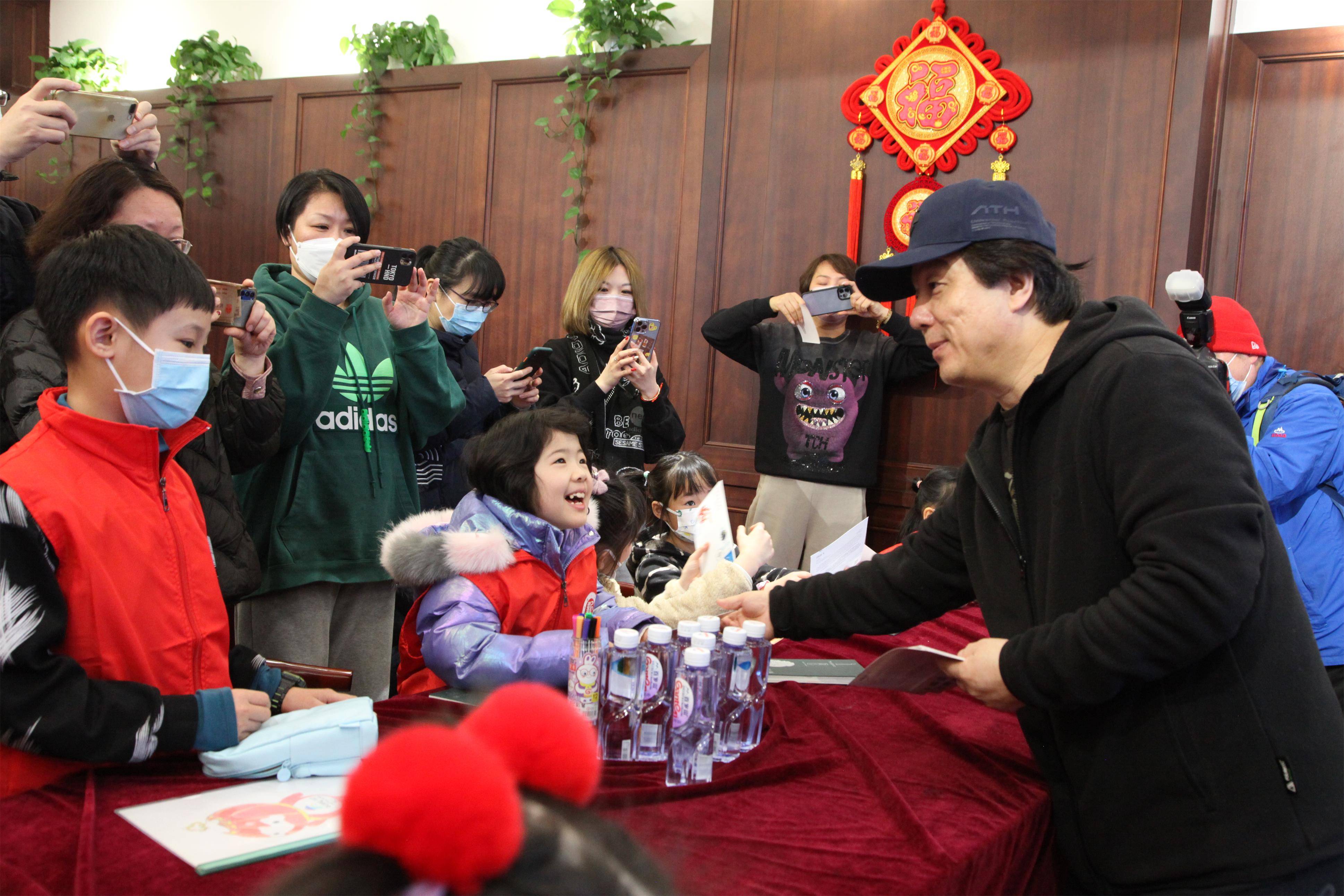 集邮者|集邮者与设计师同框，冬奥会开幕邮票设计师王虎鸣现场签售