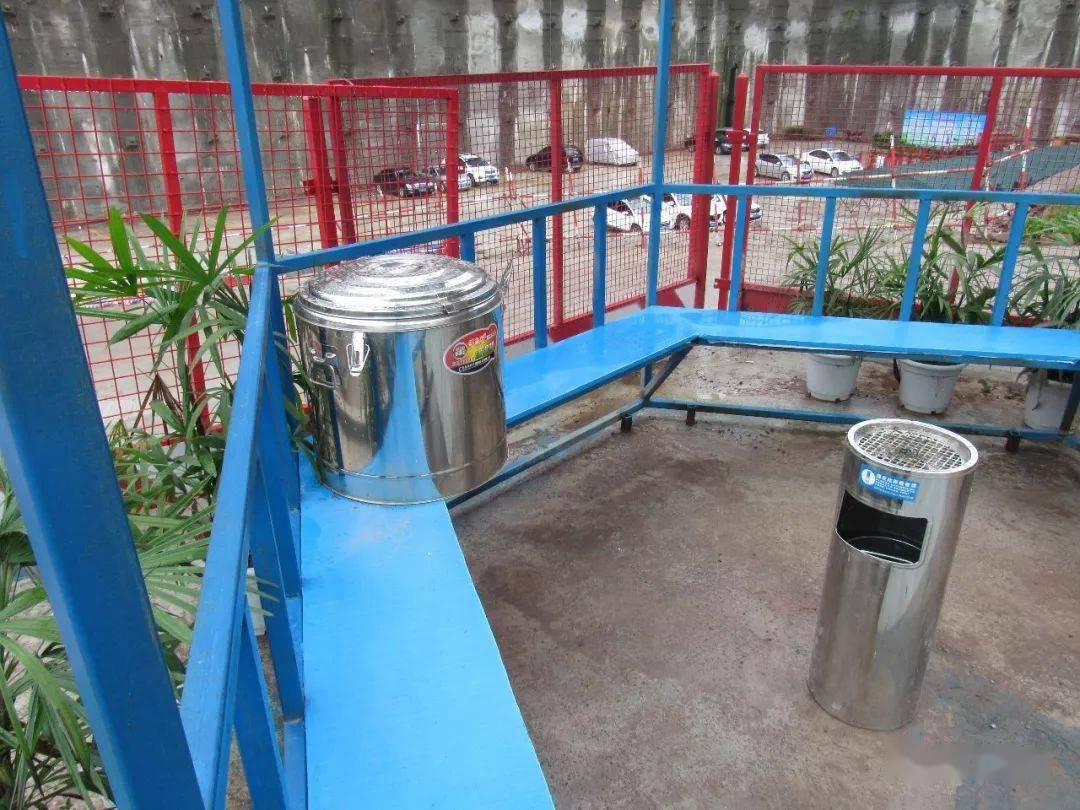 吸烟室▲现场,办公区设置分类垃圾桶▲现场标准化配电箱防护棚