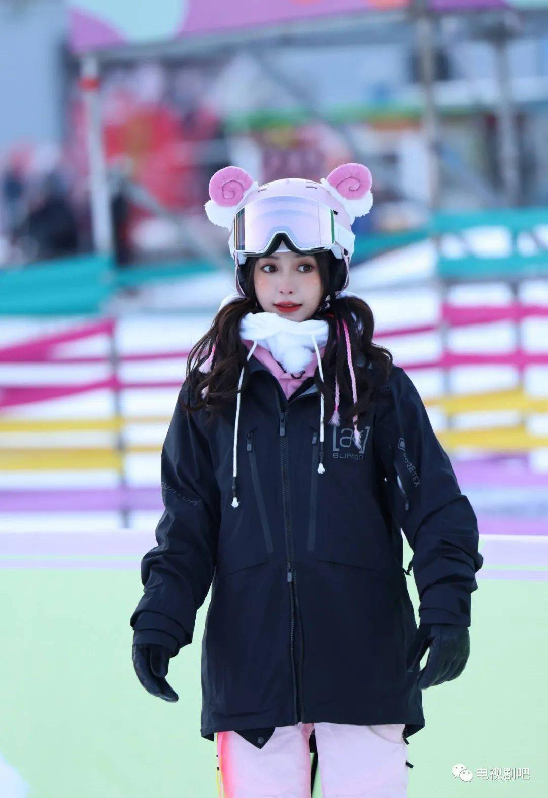 杨颖滑雪造型清新十足戴粉色头盔可爱