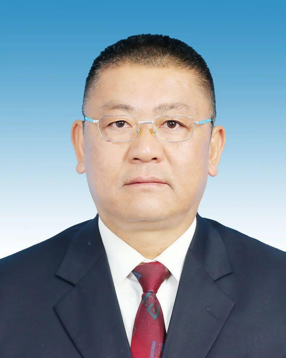 研究生,中共党员,现任大理州人大常委会党组成员,副主任,永平县委书记