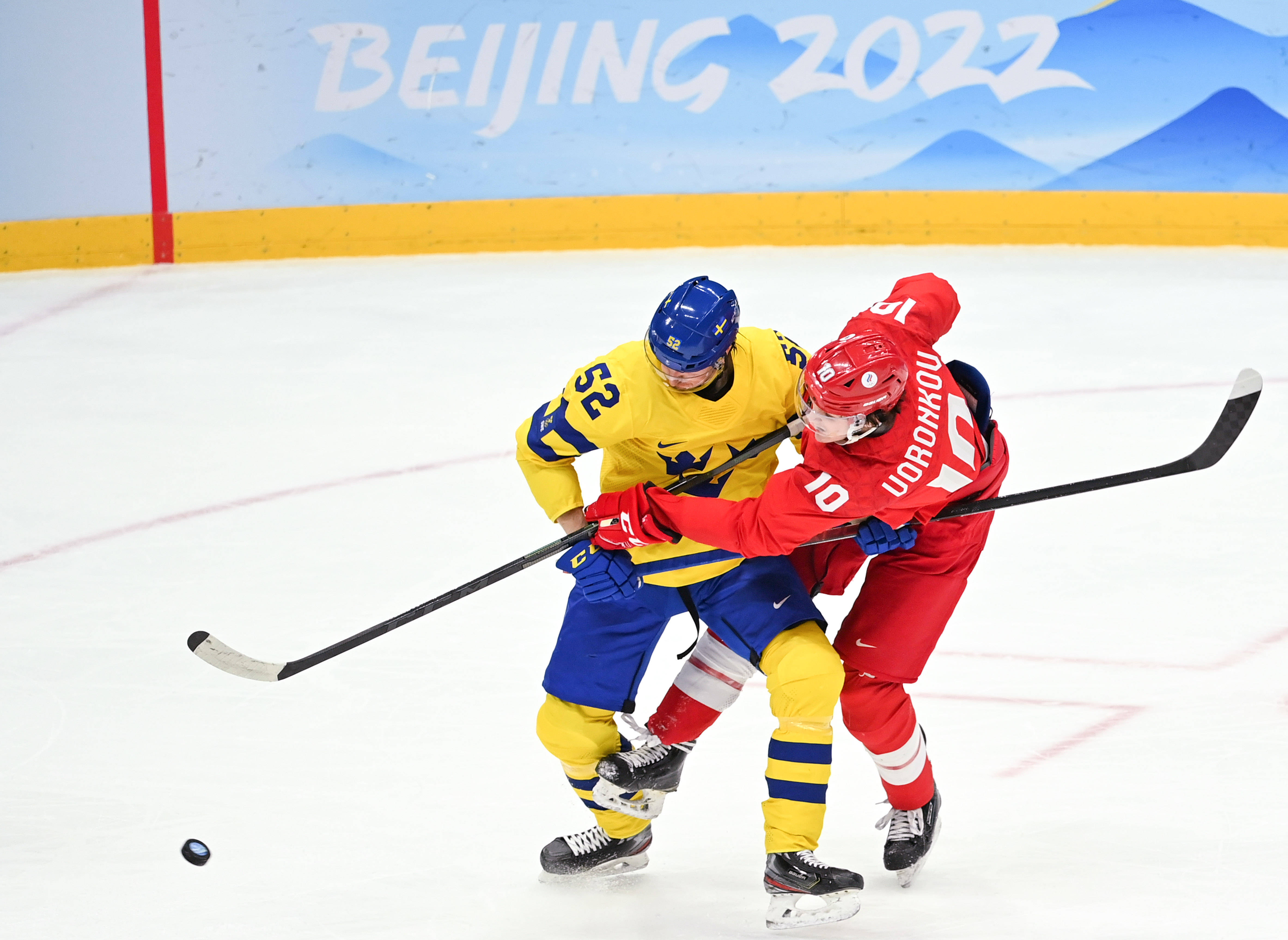 当日,在国家体育馆举行的北京2022年冬奥会男子冰球半决赛中,俄罗斯