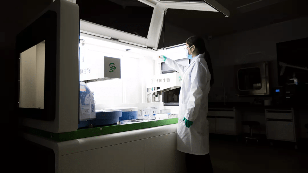 深夜中的挣扎李雪,副中心刑警的一名女法医,dna实验室检测负责人,每天