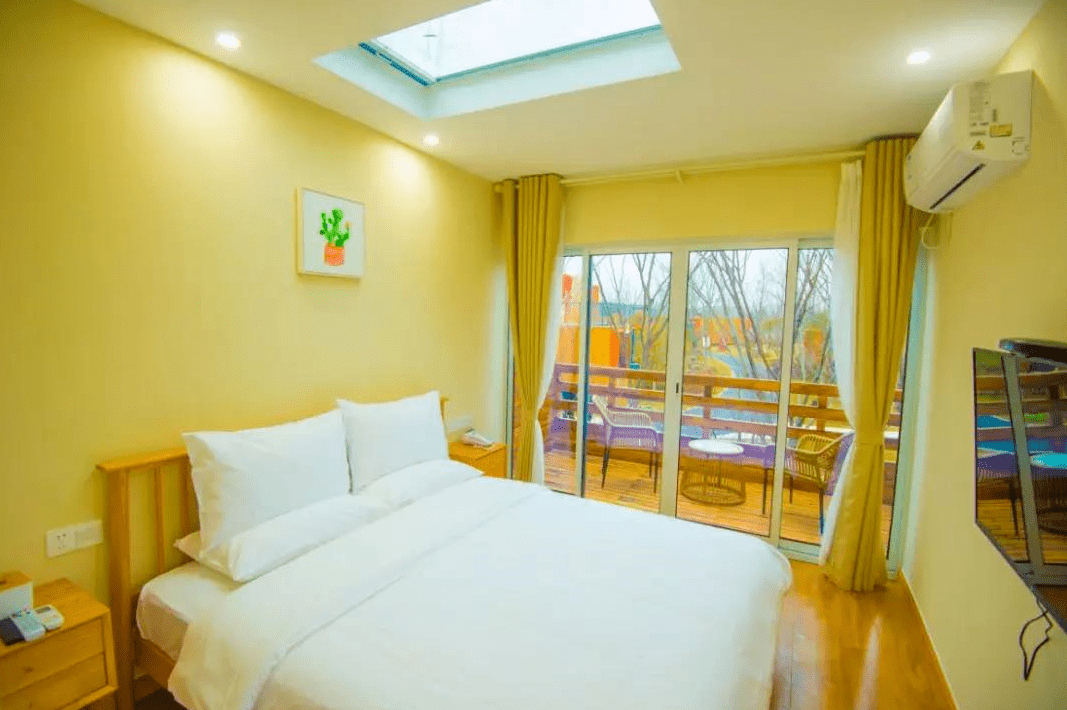 夜宿三台山一枕到天明