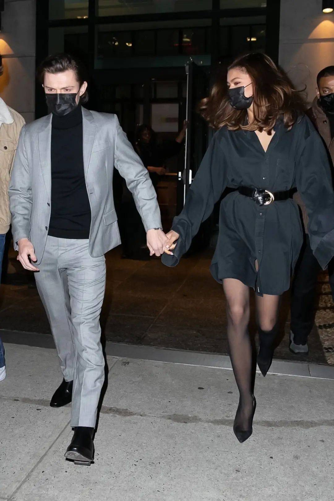 Gene@ 给朱莉的珍珠项链Look跪了,Baby和宋祖儿撞衫谁更美?!开开与新男友浪漫约会【海报街拍】