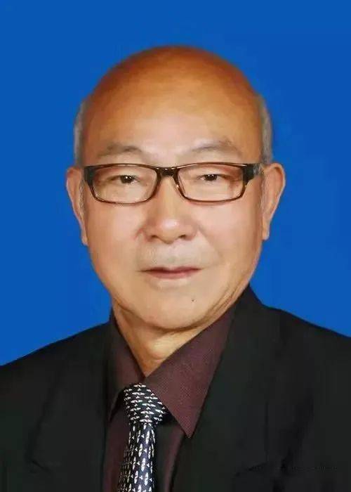 每天一歌国家一级演员李海英演唱面对面坐着喝烧酒