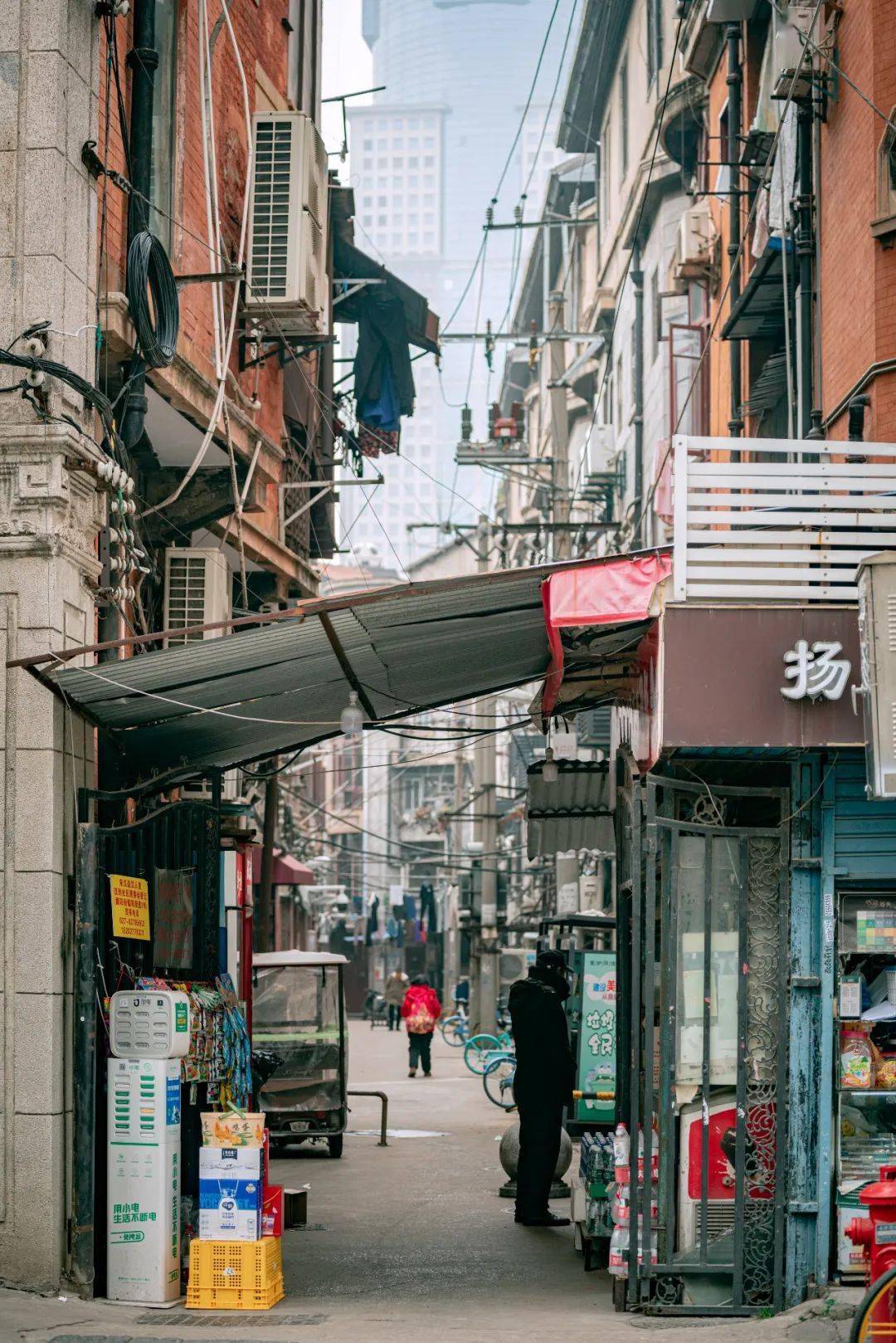 沿路还会遇见弯弯绕绕的里份,上了年代的筒子楼被蒙上一层复古滤镜,找