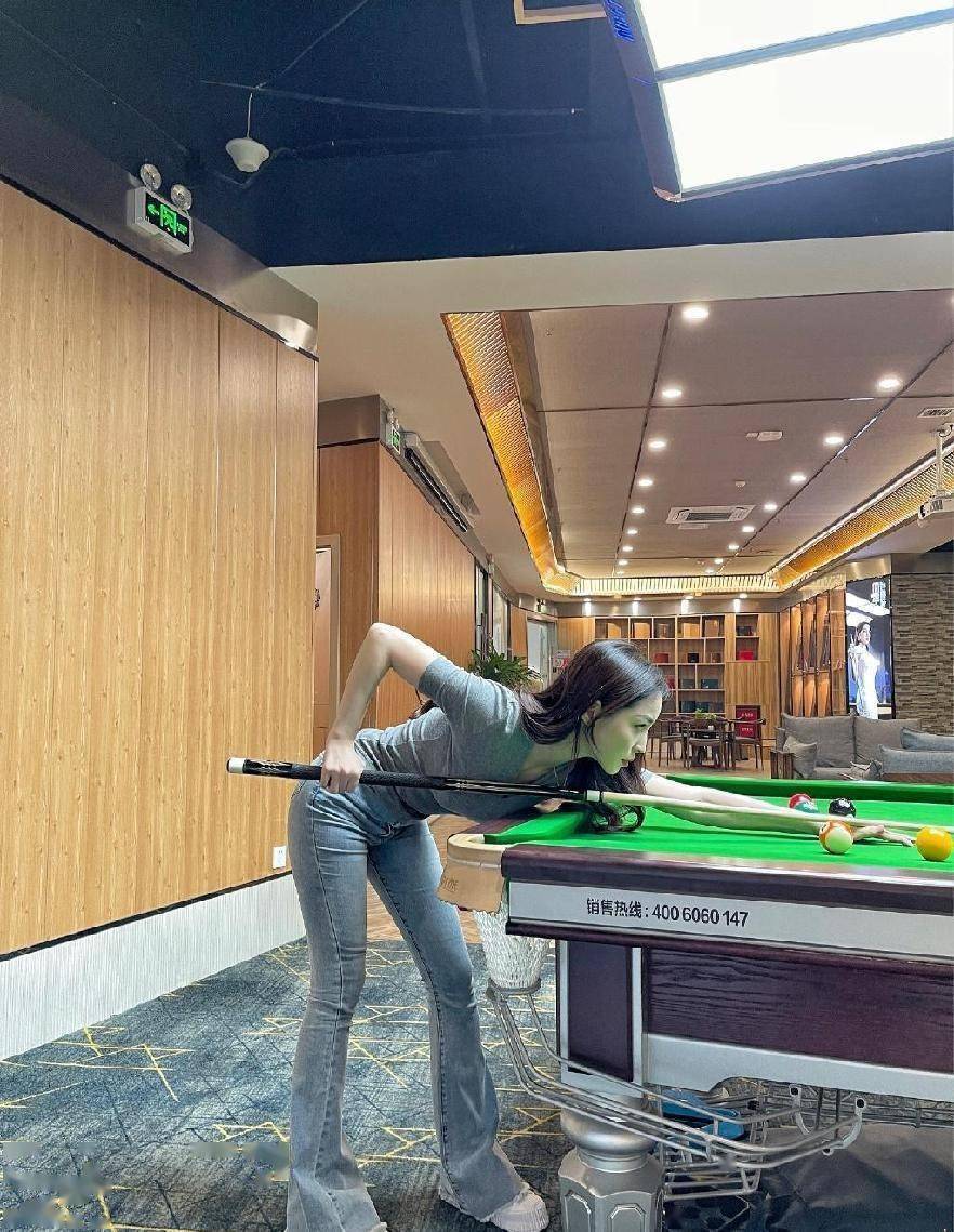 王钟瑶原来是丰满身材穿紧身毛衣短裤看出特点但气质真不错