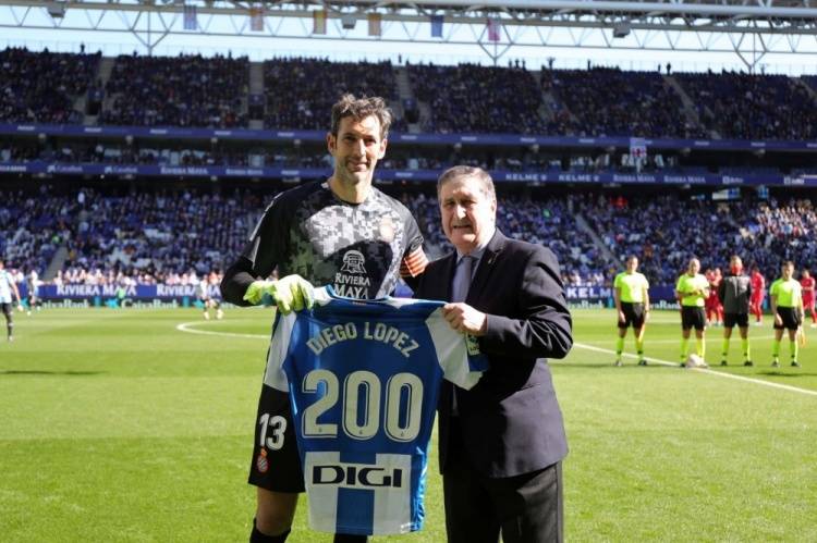 迭戈洛佩斯|200场里程碑！迭戈洛佩斯为西班牙人出战正赛200场获纪念球衣