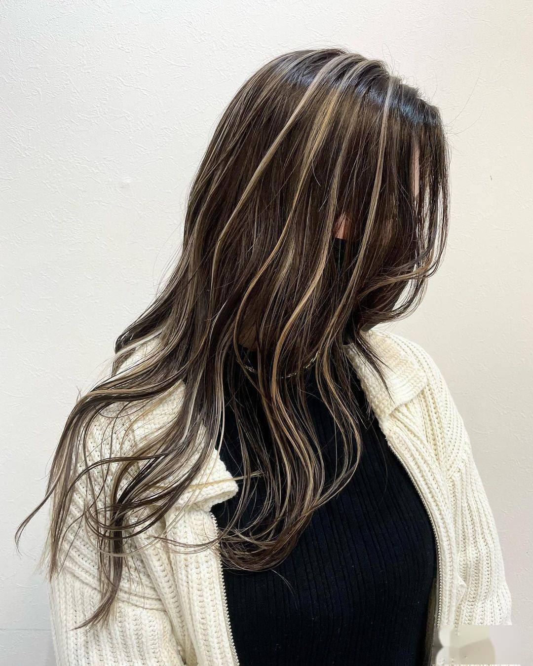 你以为大波浪发型已经足够完美了,殊不知配上这种立体的线条染,又把你