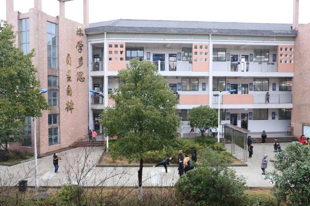 课间10分钟春雨绵绵也阻挡不了孩子们爱玩的脚步老粮仓镇毛公桥中学