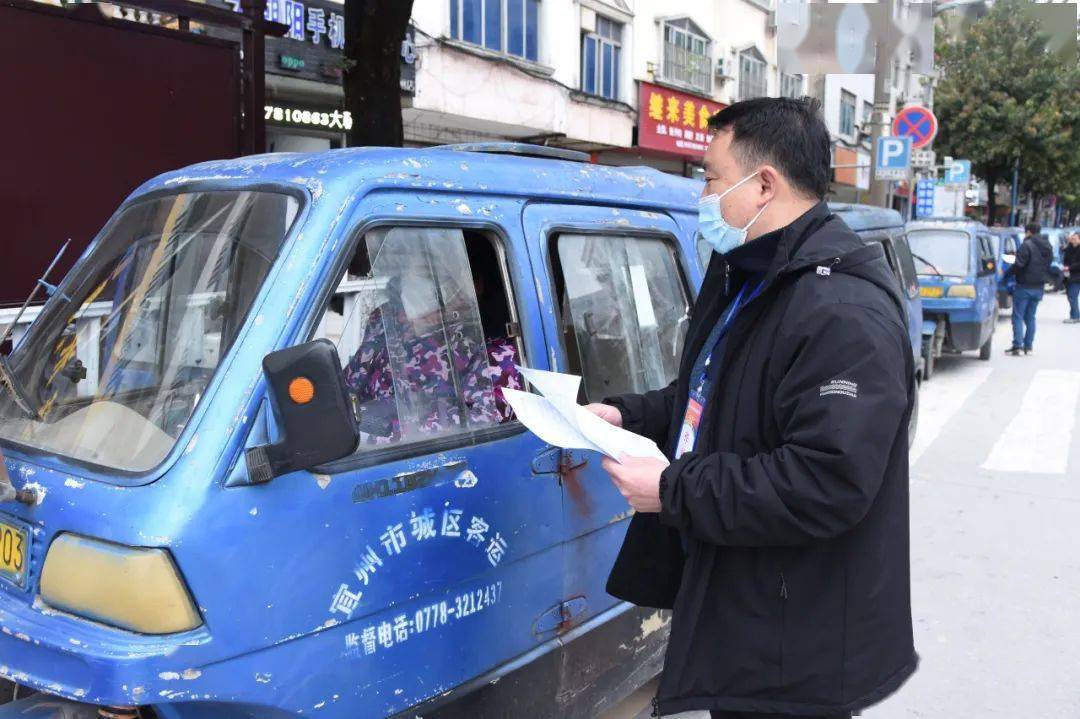 三輪車車主陸續前來辦理登記報廢車輛,工作人員對車主的機動車行駛證