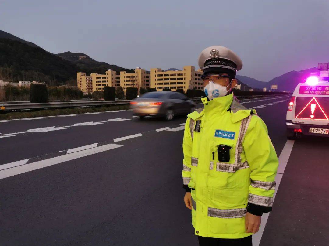 【风采】浙江温州高速交警程清:穿巡"九门"中,全力保畅通_车辆_驾驶员