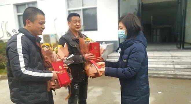 2月21日下午,永嘉县委常委,宣传部长周旭丹为雨夜勇救翻车落水者的