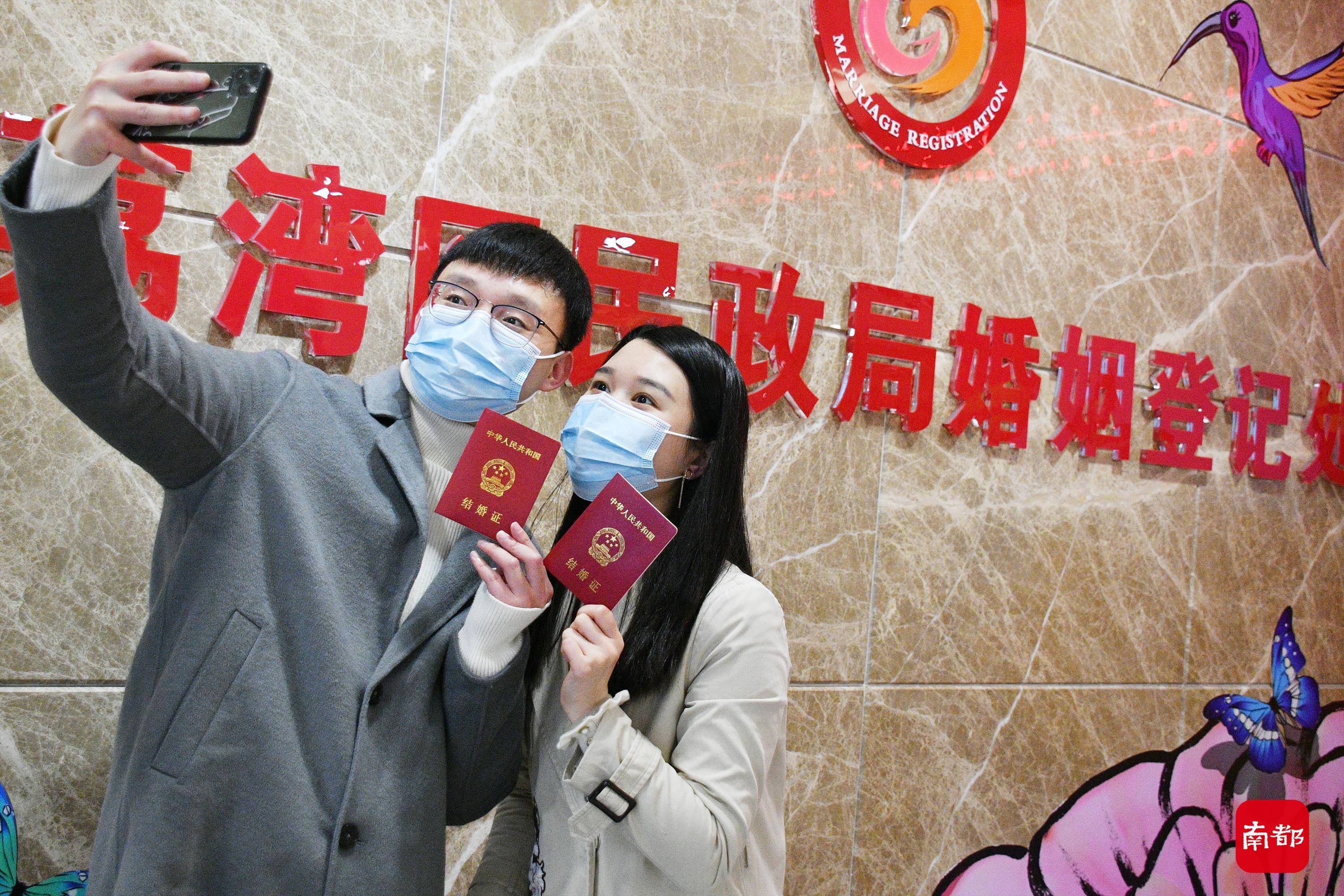 现场广东多地现20220222结婚登记潮