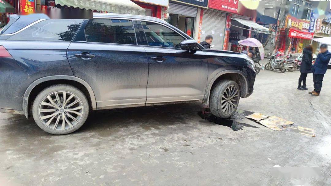 伏虎一小车卡住啦机油流了满地