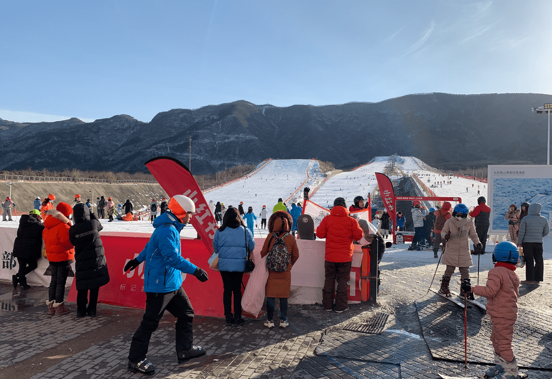 2月20日下午兩點,北京西山滑雪場整個停車場幾乎停滿了車,雪場入口排