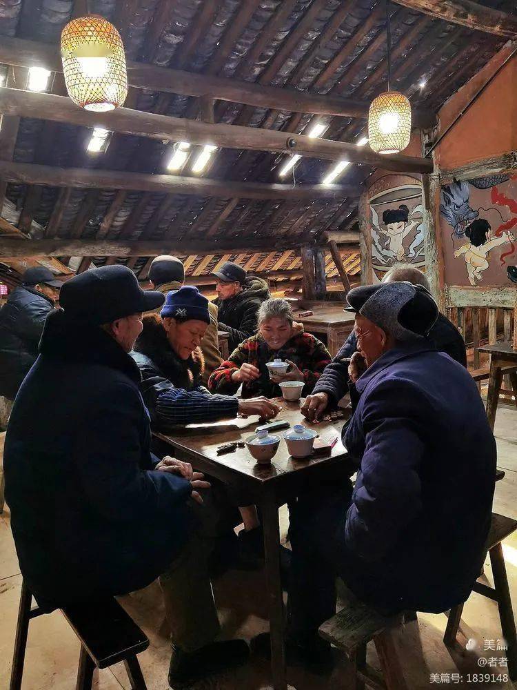 老茶馆里的打牌人