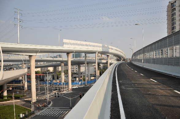 【交通】虹梅南路高架变"亮"了,有效降低了事故发生率_警示_隔离_设施