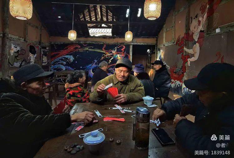 老茶馆里的打牌人
