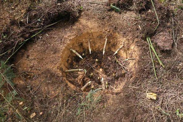 野外执行任务,侦察兵们已经熟练掌握了利用现有器材制作多种捕猎工具