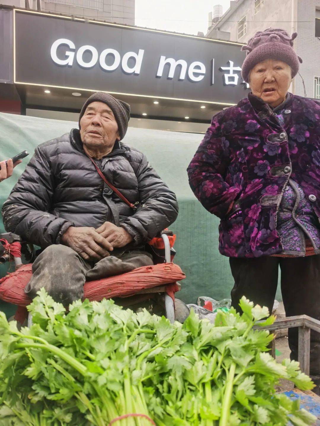武湖八旬无腿老翁,摆摊卖菜引关注!_爹爹_市场_老人