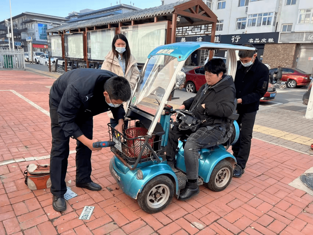 民生實事出行不再難楊柳青鎮開展殘疾人機動輪椅車登記換牌工作