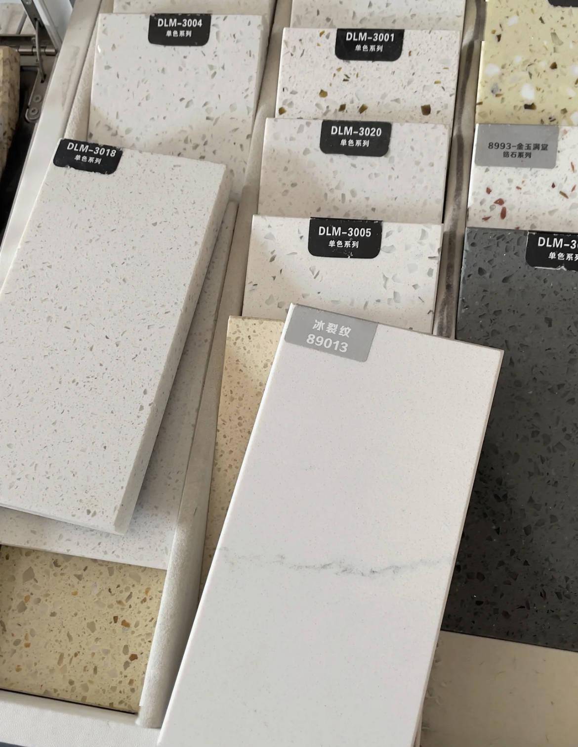 厨房台面选岩板好还是石英石好从五方面分析选对材料不纠结