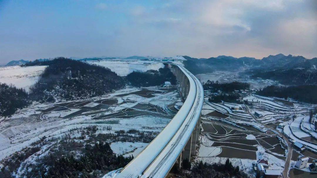 矮寨大桥雪景图片