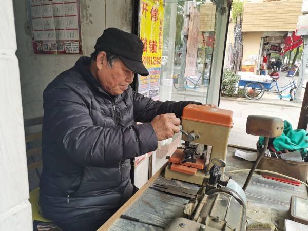 老锁匠专注 锁 事四十年 在平凡中收获幸福 周德培 老人 钥匙