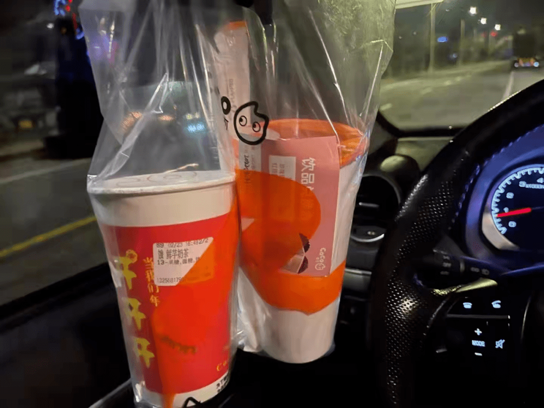 身暖心更暖外卖小哥两杯奶茶感动民警