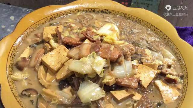 正宗河南大烩菜五花肉白菜酥肉粉条一起炖配上大米饭真过瘾