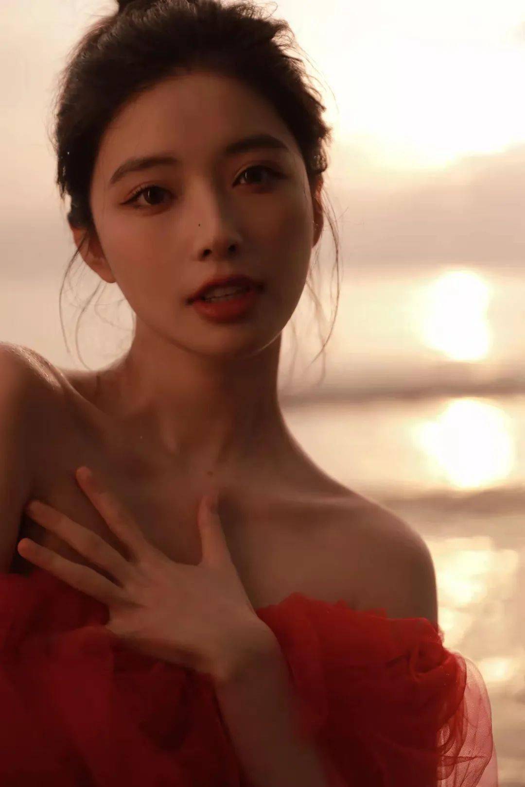 网红方圆黑丝御姐新恋情爆出分手一个月疑似无缝对接性感炸弹还是喜欢