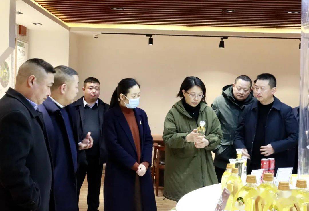 杨通胜,唐应珊,代成瑶,贺秀山等县领导,县级相关部门