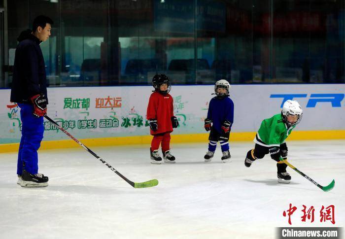 冬奥|四川成都：“冬奥热”持续燃烧 冰雪运动受青少年青睐