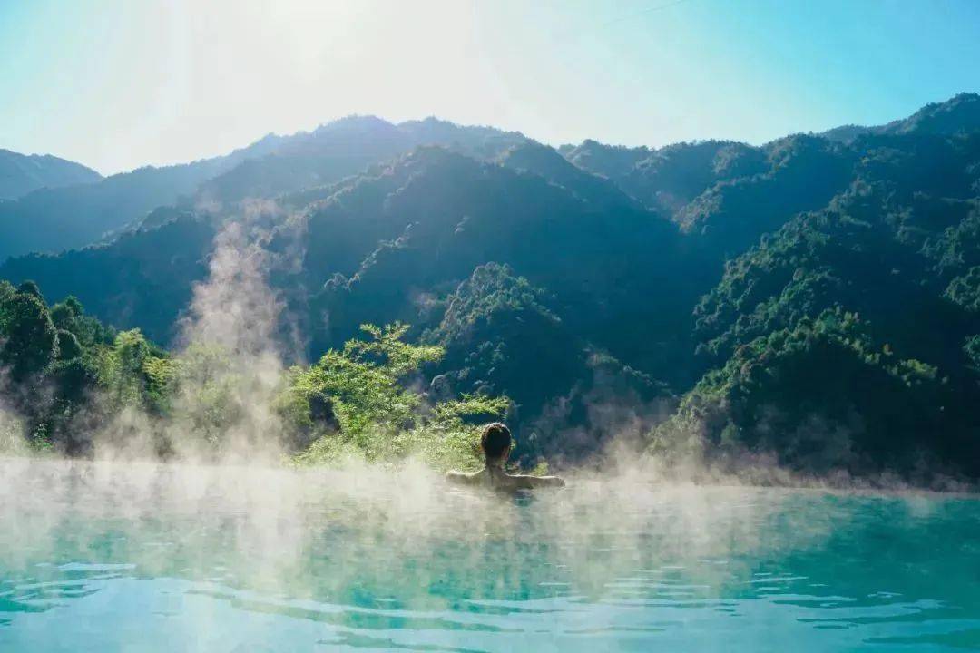 藏在山林间的天然温泉 "藏在汝城热水镇的官溪山庄,是一座集客房,餐饮