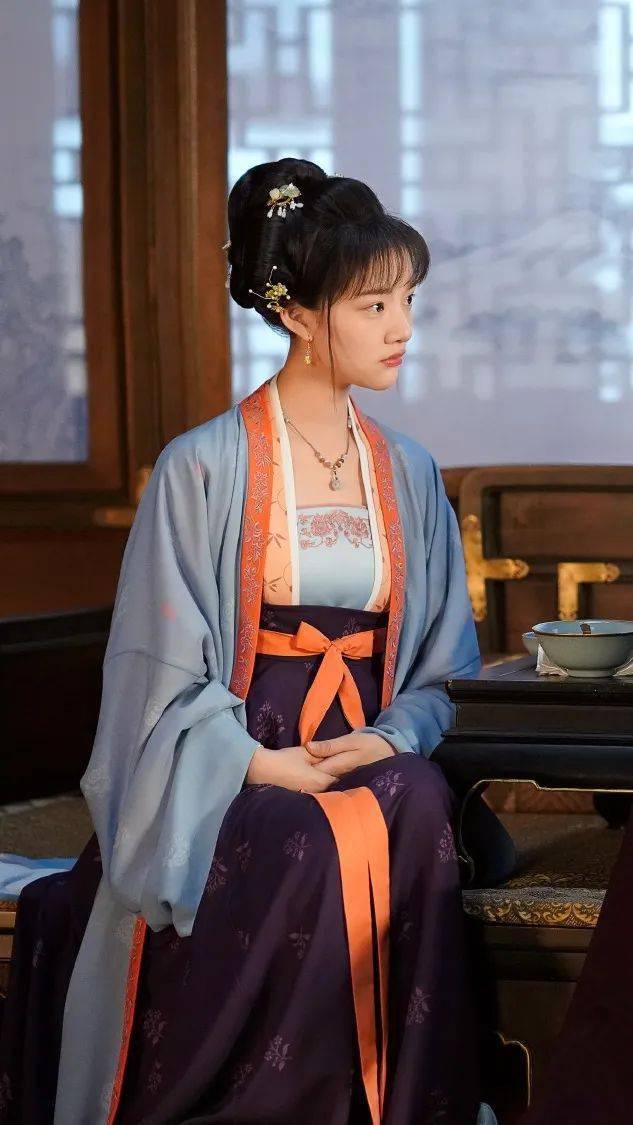 齐胸襦裙配上繁复的刺绣,华丽又唯美;王楚然南北朝交领大袖襦飘逸灵动