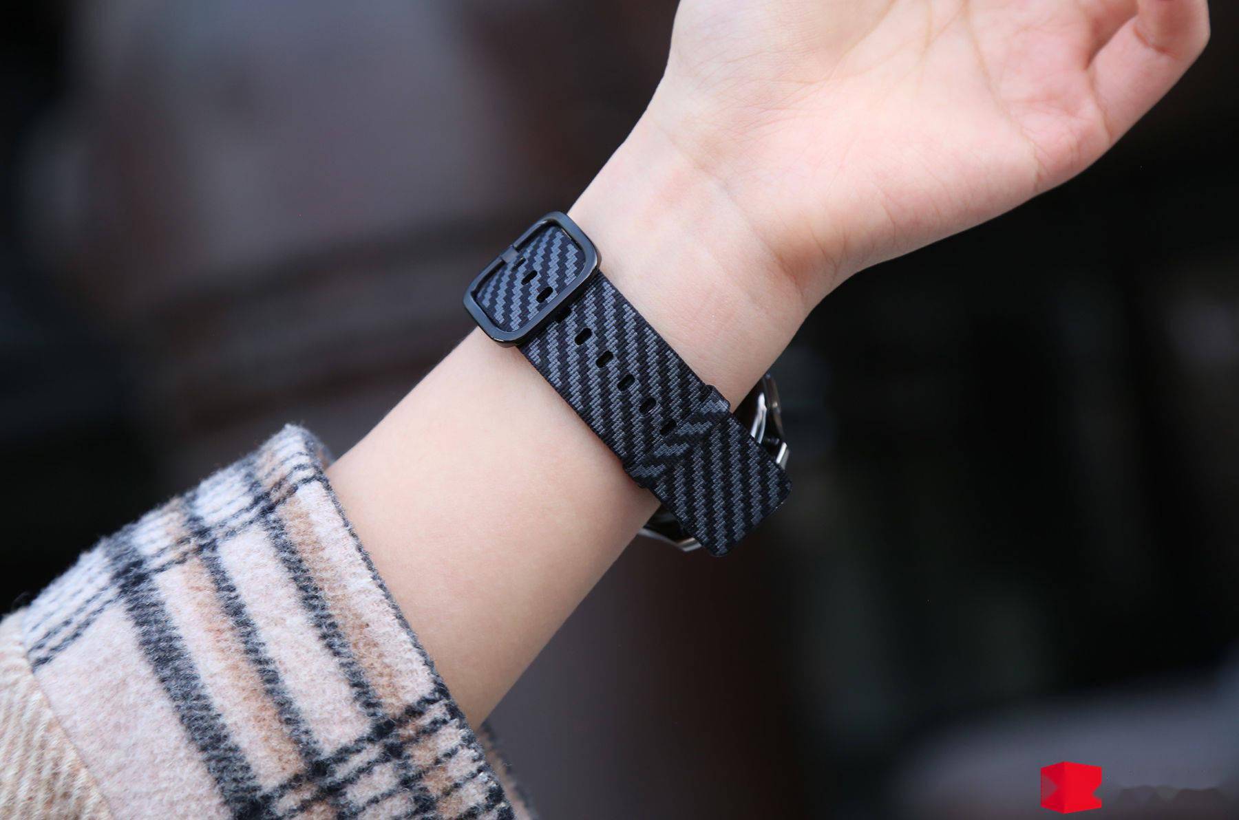 iQOO 9 Pro 赛道版图赏：全新芳纶纤维材质 3D 后盖，好看还舒服