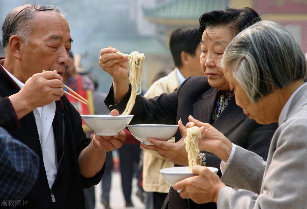 正月二十七要吃面条,据说吃面条可以绑住老人的腿,让他们新的一年不