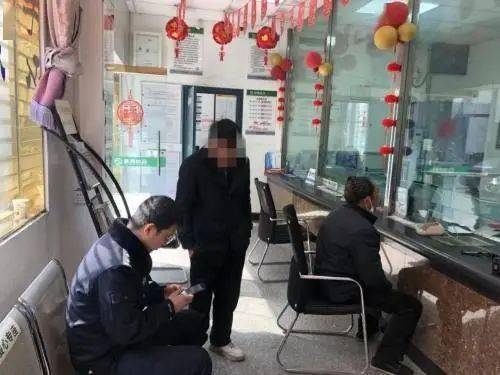 接银行工作人员反馈后,冷水派出所立即派警核实情况,经了解,现年40岁