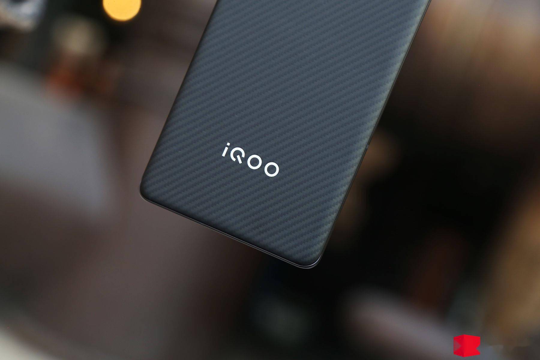 iQOO 9 Pro 赛道版图赏：全新芳纶纤维材质 3D 后盖，好看还舒服