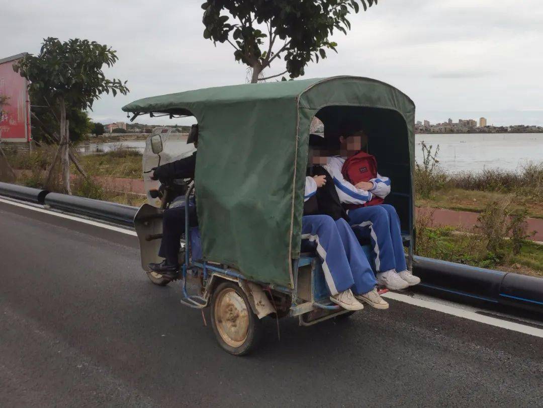 为深入推进农村道路交通安全管理工作,预防和减少因三轮车违法载人