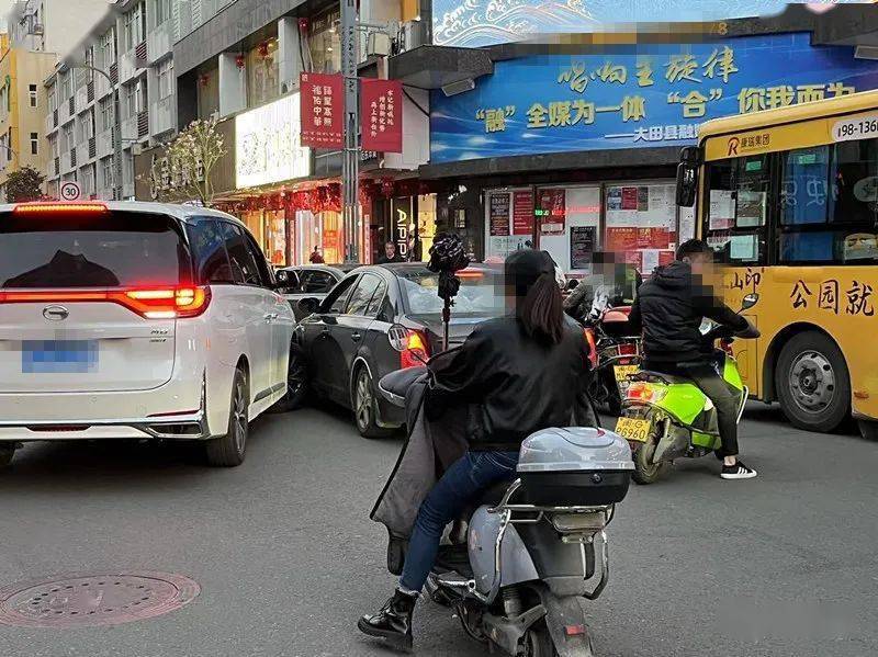 据多彩大田网友发来消息:2022年2月26日下午18点左右,在大田县东街口